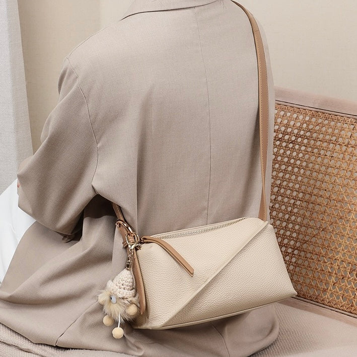 Elegant geometrisk axelväska i äkta läder med plyschberlock