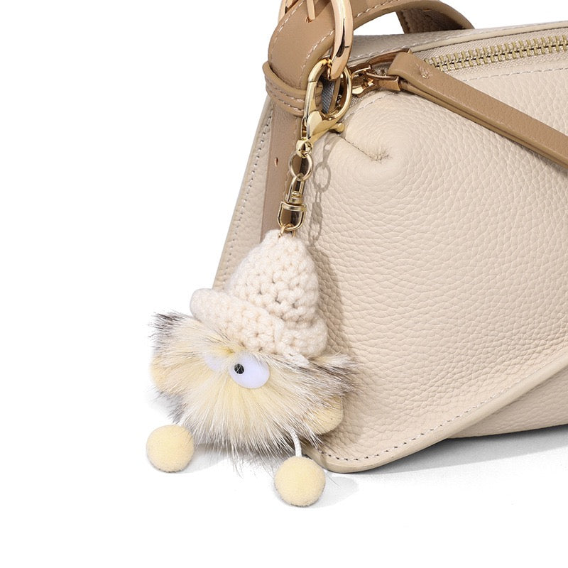 Elegant geometrisk axelväska i äkta läder med plyschberlock