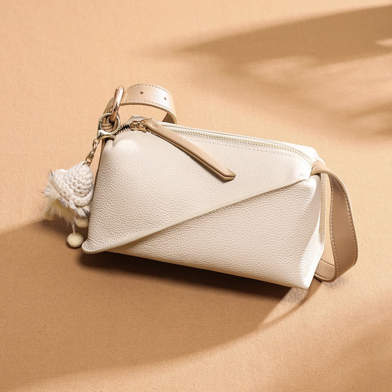 Elegant geometrisk axelväska i äkta läder med plyschberlock