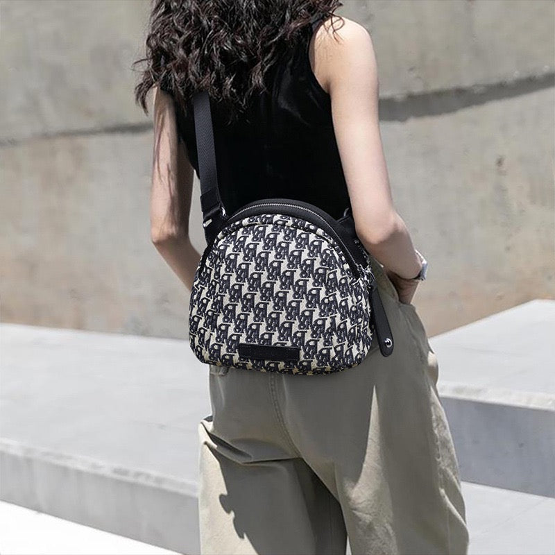 Monogram Jacquard Halvmåne Axelremsväska