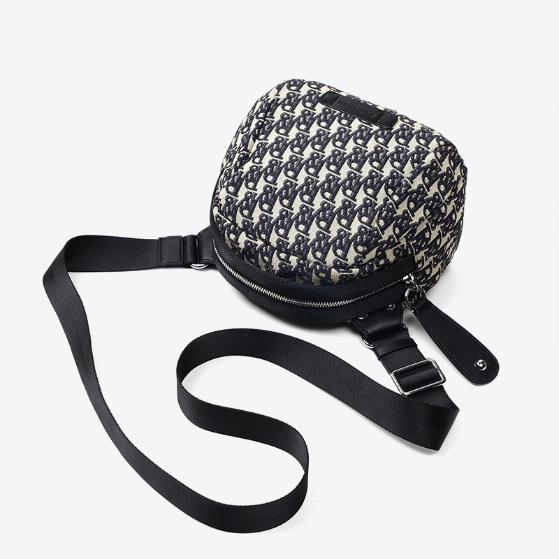 Monogram Jacquard Halvmåne Axelremsväska