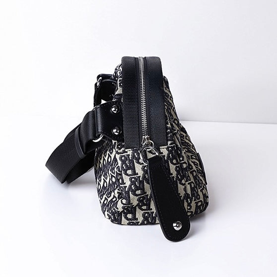 Monogram Jacquard Halvmåne Axelremsväska