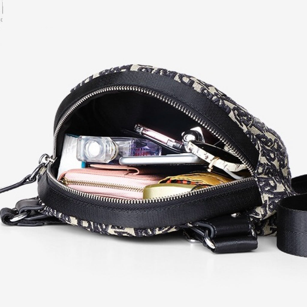 Monogram Jacquard Halvmåne Axelremsväska