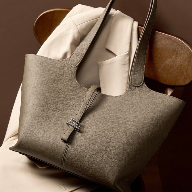 2025 Ny damväska i äkta läder med stor kapacitet för pendling