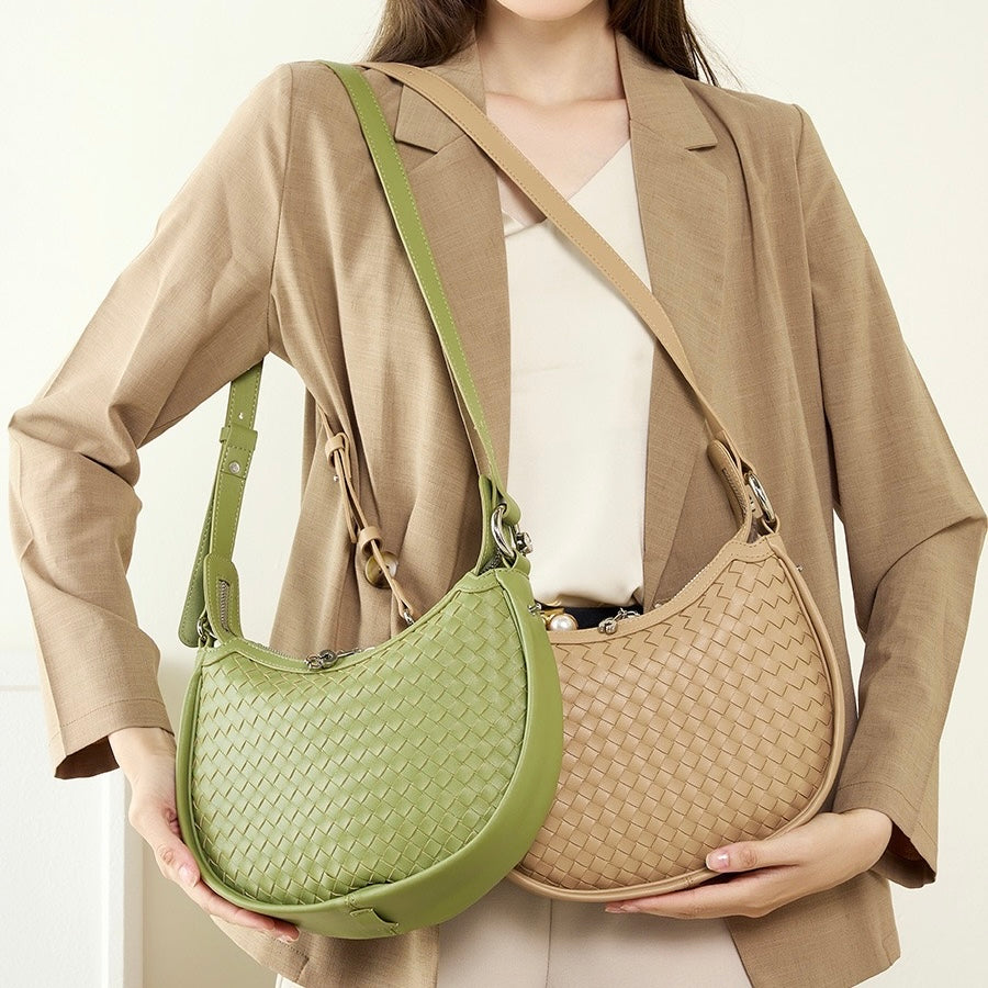 Utsökt handvävd axelväska i kohud med halvmånemotiv