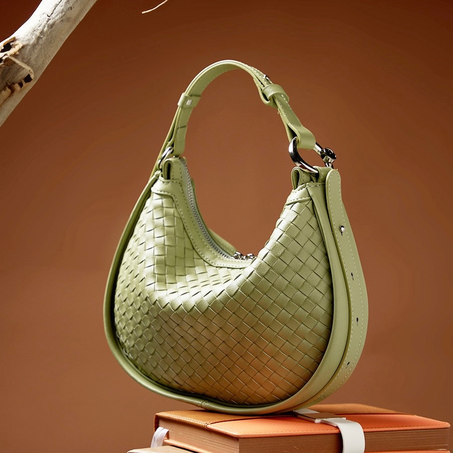 Utsökt handvävd axelväska i kohud med halvmånemotiv