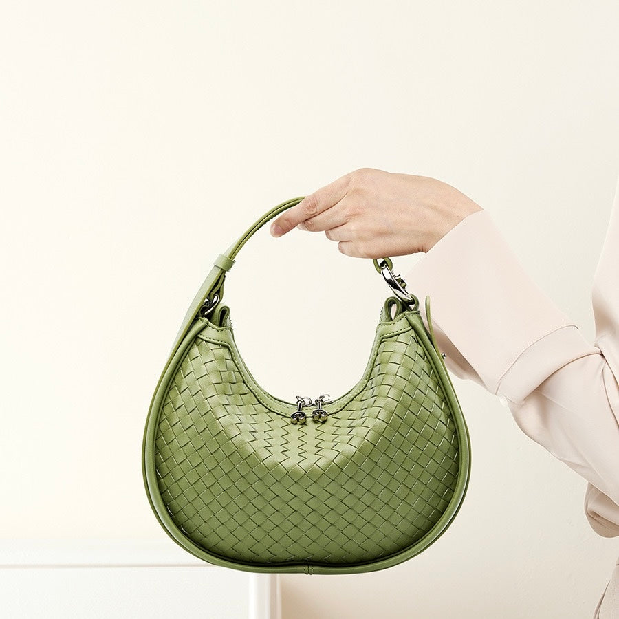 Utsökt handvävd axelväska i kohud med halvmånemotiv