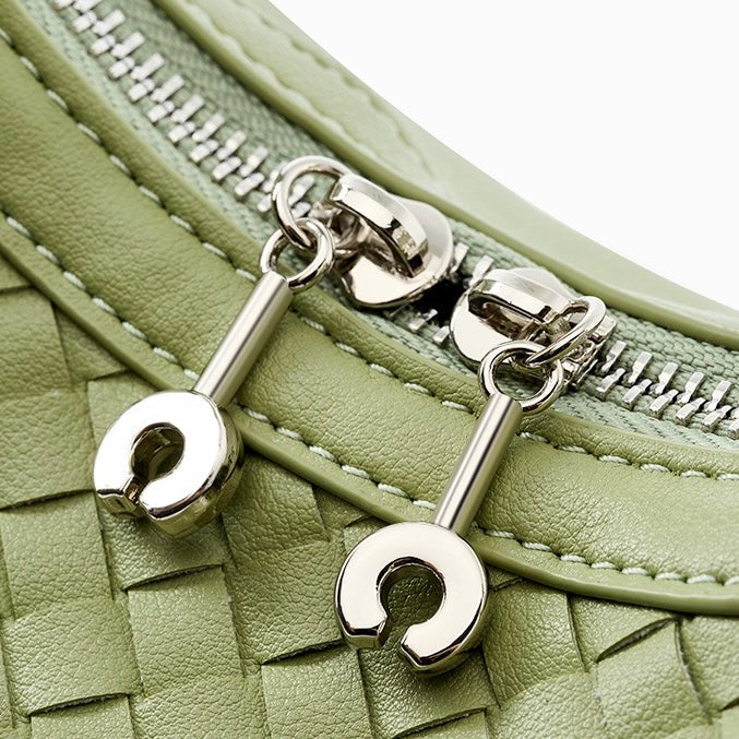 Utsökt handvävd axelväska i kohud med halvmånemotiv