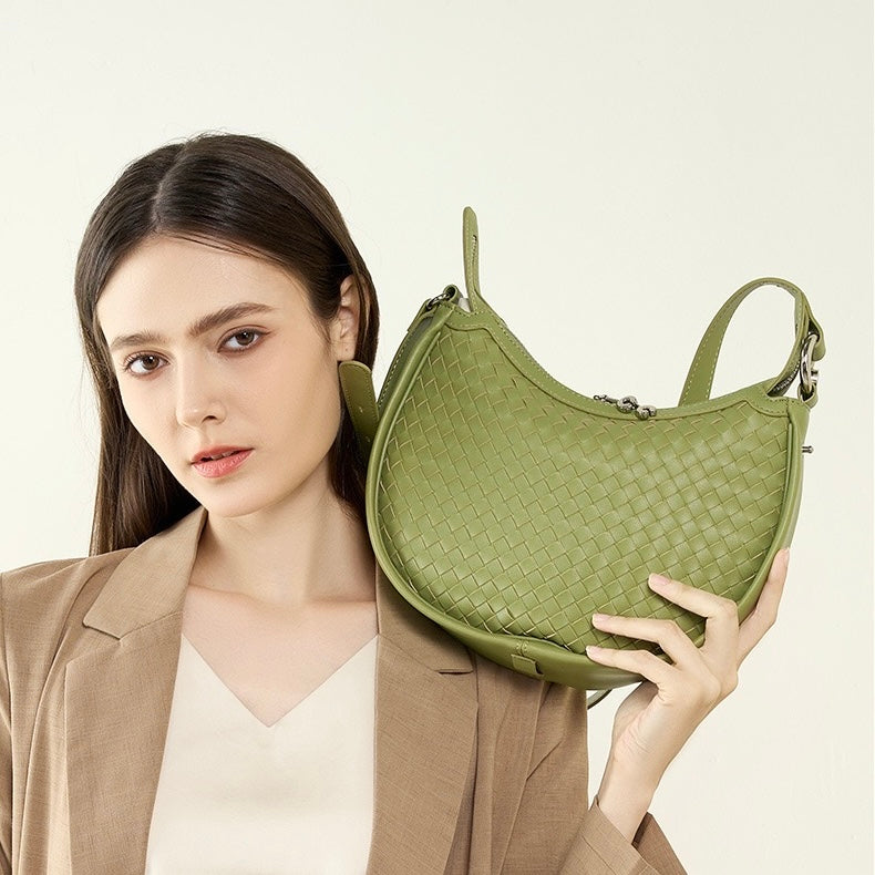 Utsökt handvävd axelväska i kohud med halvmånemotiv