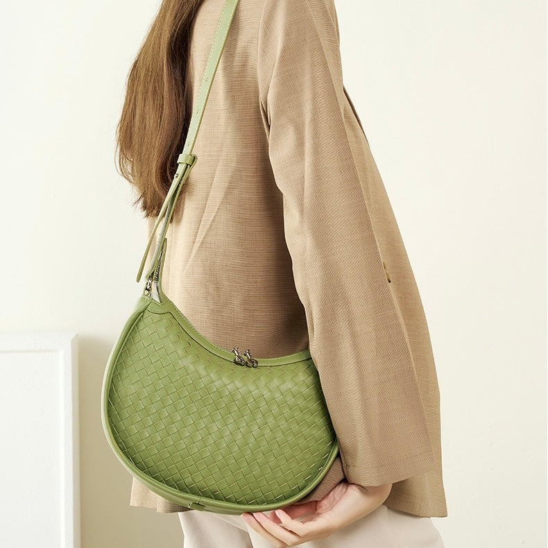 Utsökt handvävd axelväska i kohud med halvmånemotiv