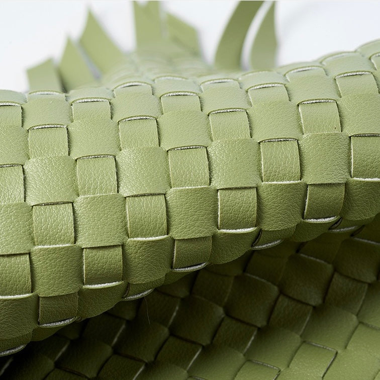 Utsökt handvävd axelväska i kohud med halvmånemotiv