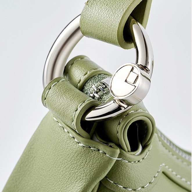 Utsökt handvävd axelväska i kohud med halvmånemotiv