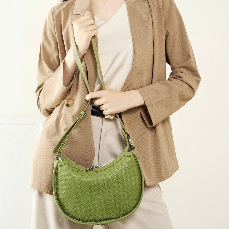 Utsökt handvävd axelväska i kohud med halvmånemotiv