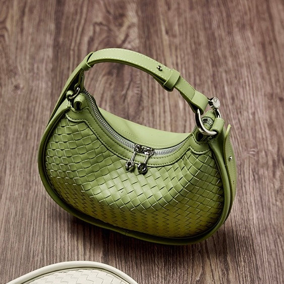 Utsökt handvävd axelväska i kohud med halvmånemotiv