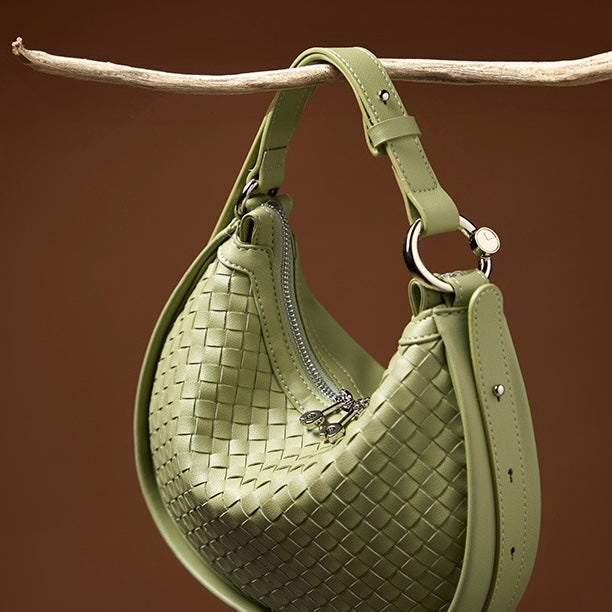 Utsökt handvävd axelväska i kohud med halvmånemotiv
