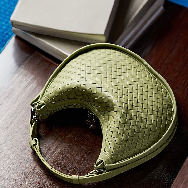 Utsökt handvävd axelväska i kohud med halvmånemotiv