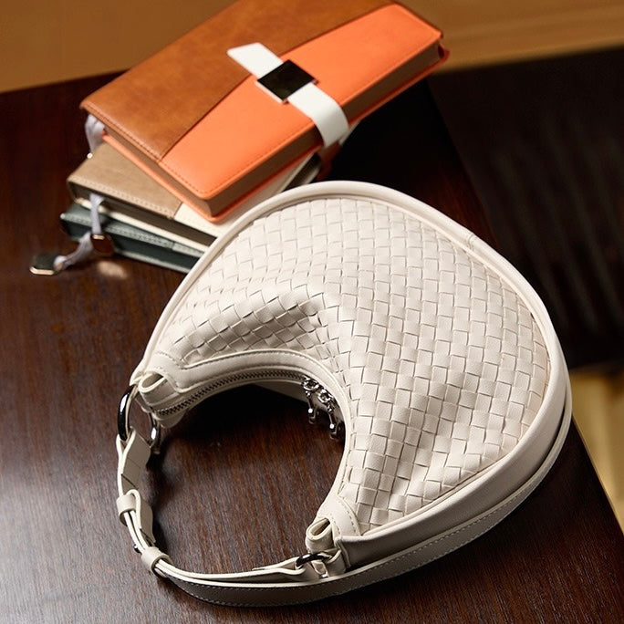 Utsökt handvävd axelväska i kohud med halvmånemotiv