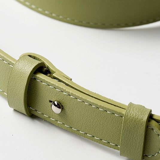 Utsökt handvävd axelväska i kohud med halvmånemotiv