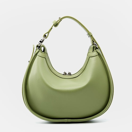 Utsökt handvävd axelväska i kohud med halvmånemotiv