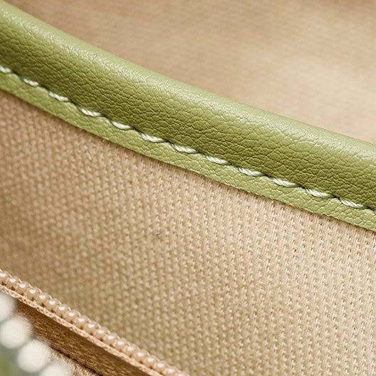 Utsökt handvävd axelväska i kohud med halvmånemotiv