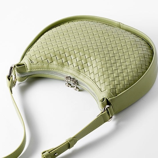 Utsökt handvävd axelväska i kohud med halvmånemotiv