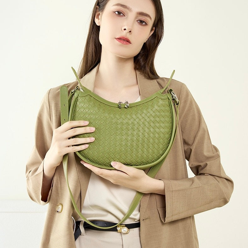 Utsökt handvävd axelväska i kohud med halvmånemotiv