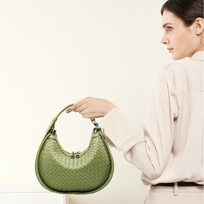 Utsökt handvävd axelväska i kohud med halvmånemotiv