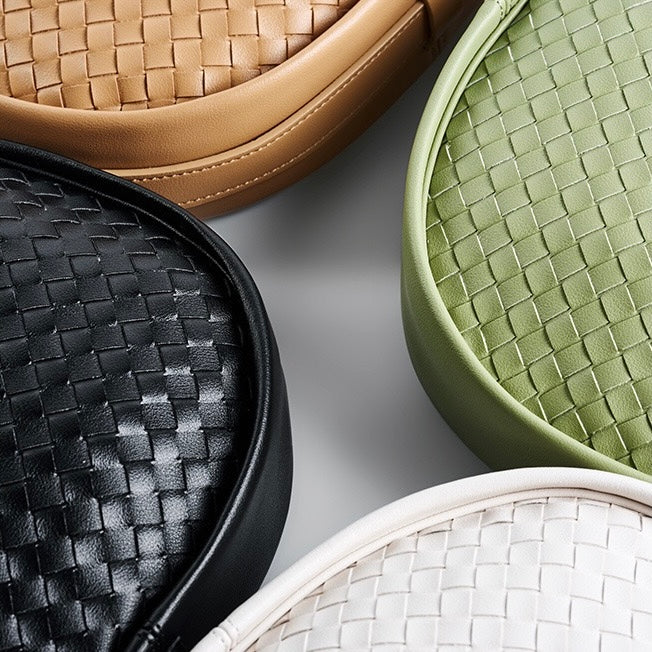 Utsökt handvävd axelväska i kohud med halvmånemotiv