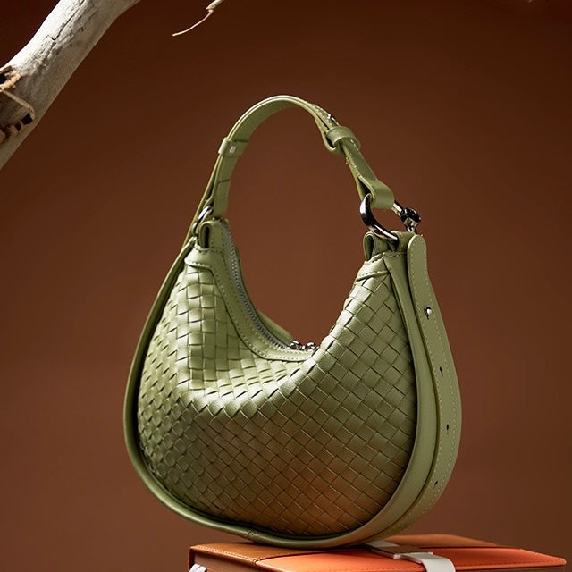 Utsökt handvävd axelväska i kohud med halvmånemotiv