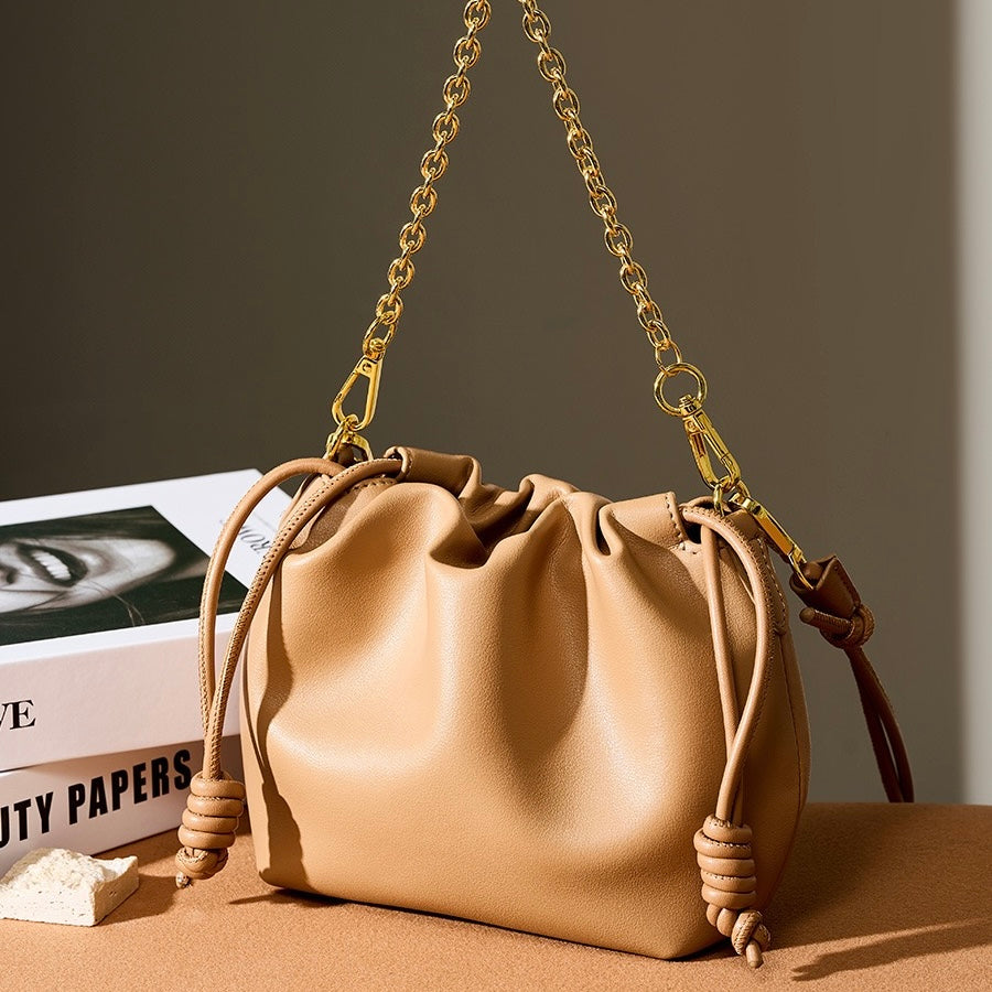Elegant molnväska i äkta läder med avtagbar kedja för kvinnor