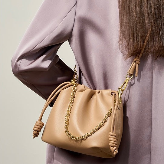 Elegant molnväska i äkta läder med avtagbar kedja för kvinnor