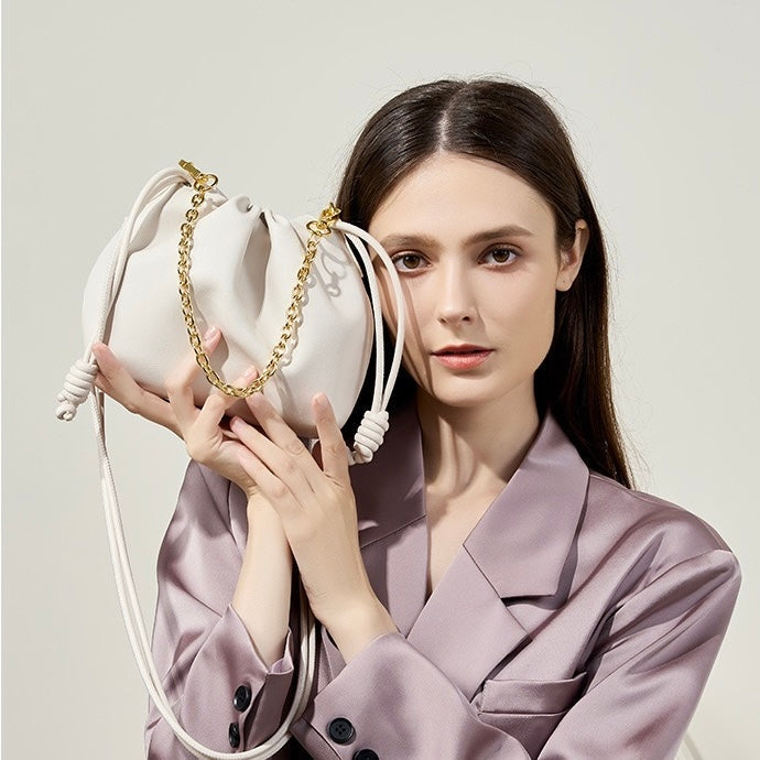 Elegant molnväska i äkta läder med avtagbar kedja för kvinnor