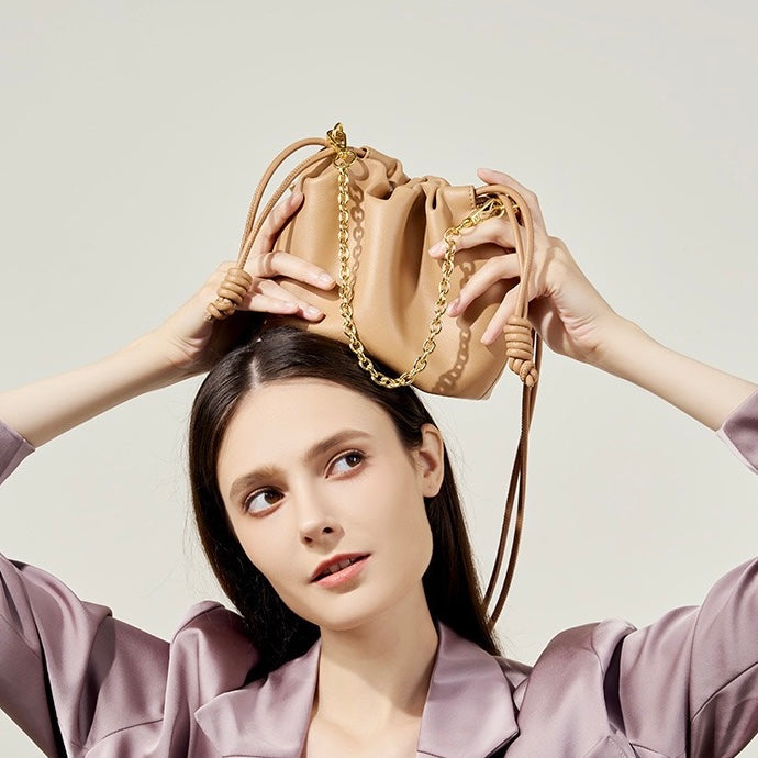 Elegant molnväska i äkta läder med avtagbar kedja för kvinnor