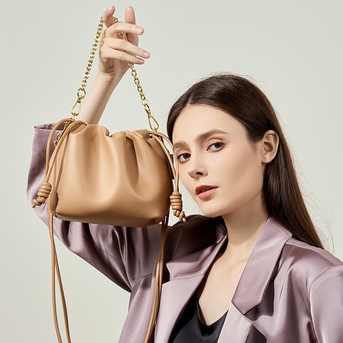 Elegant molnväska i äkta läder med avtagbar kedja för kvinnor