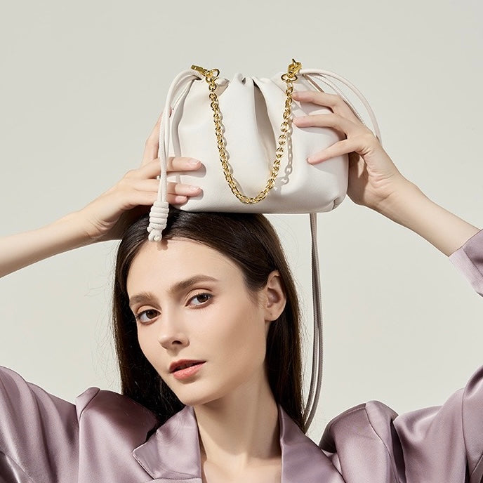 Elegant molnväska i äkta läder med avtagbar kedja för kvinnor
