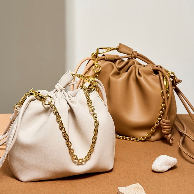 Elegant molnväska i äkta läder med avtagbar kedja för kvinnor