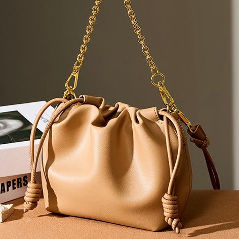 Elegant molnväska i äkta läder med avtagbar kedja för kvinnor