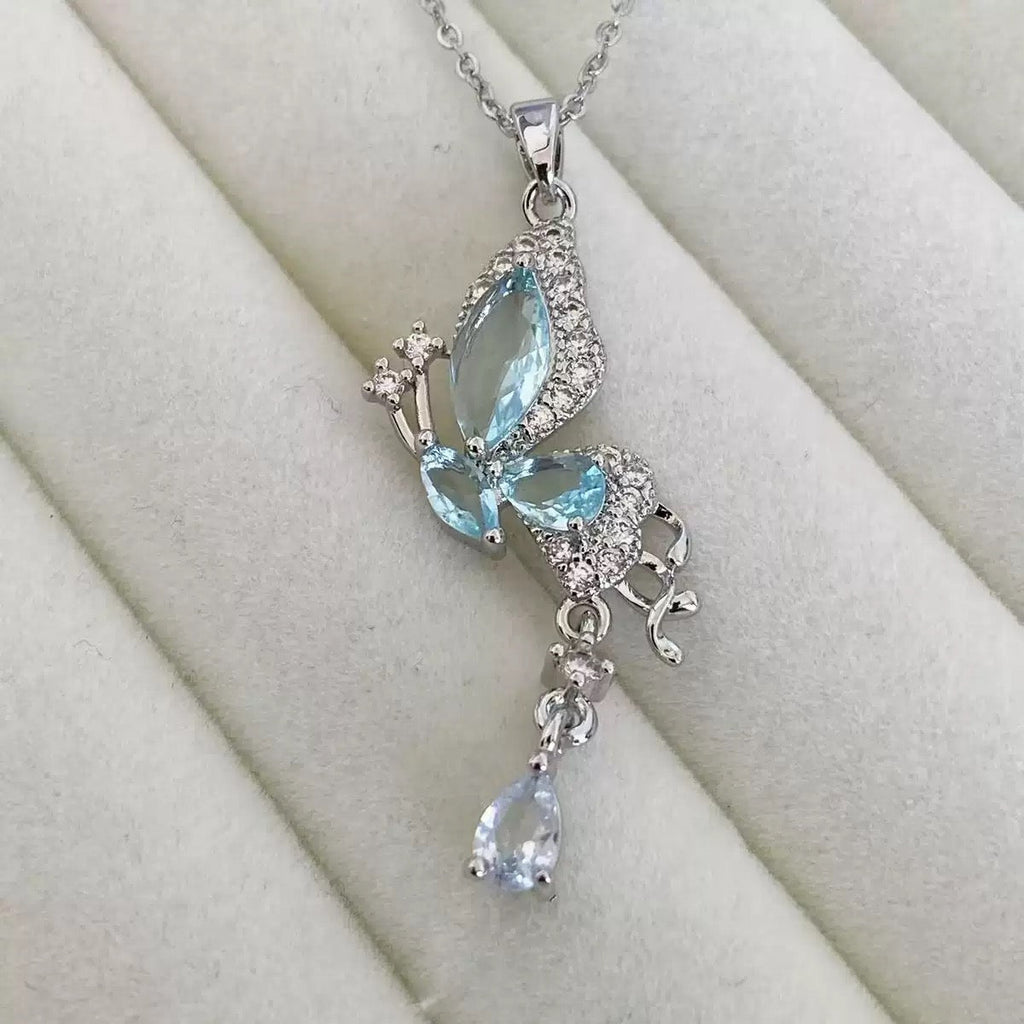 Halsband med eteriska vingar och blått fjäril