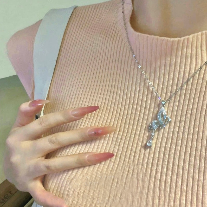 Halsband med eteriska vingar och blått fjäril