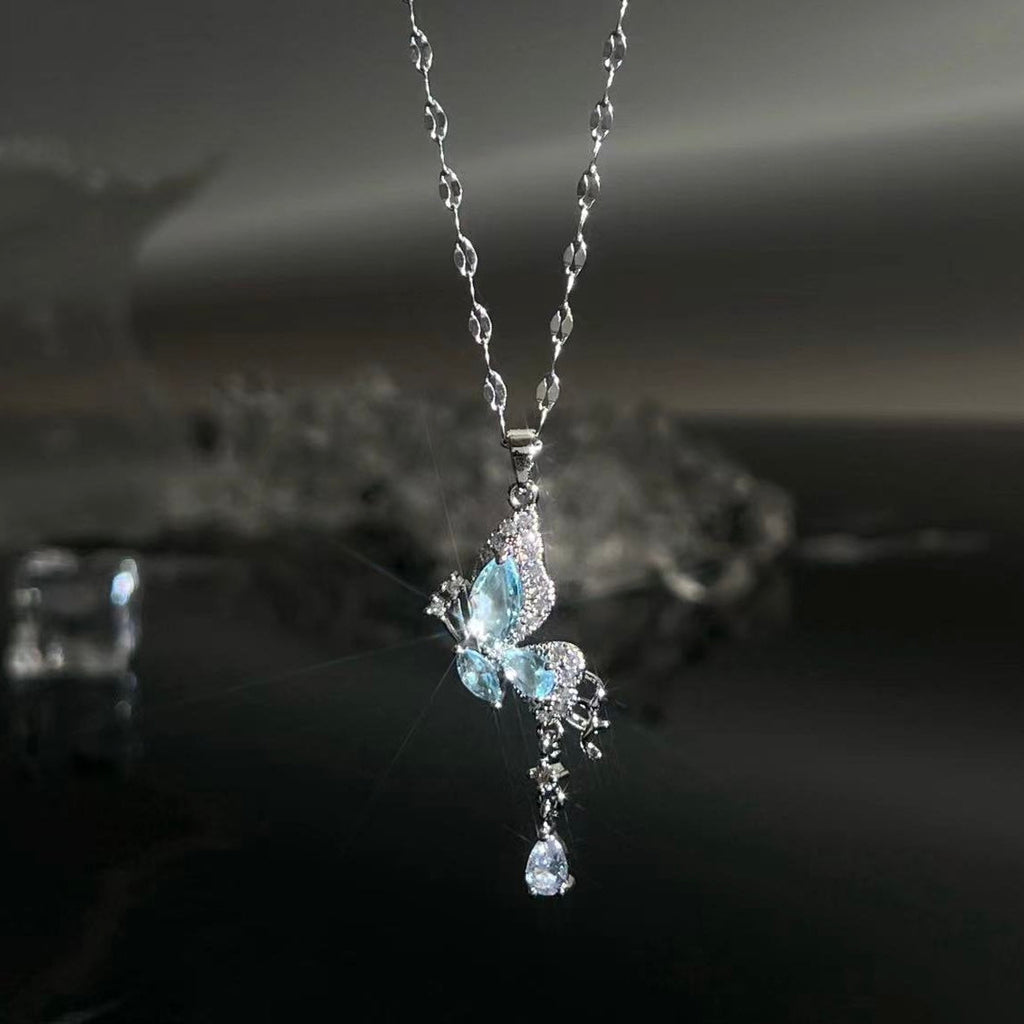 Halsband med eteriska vingar och blått fjäril