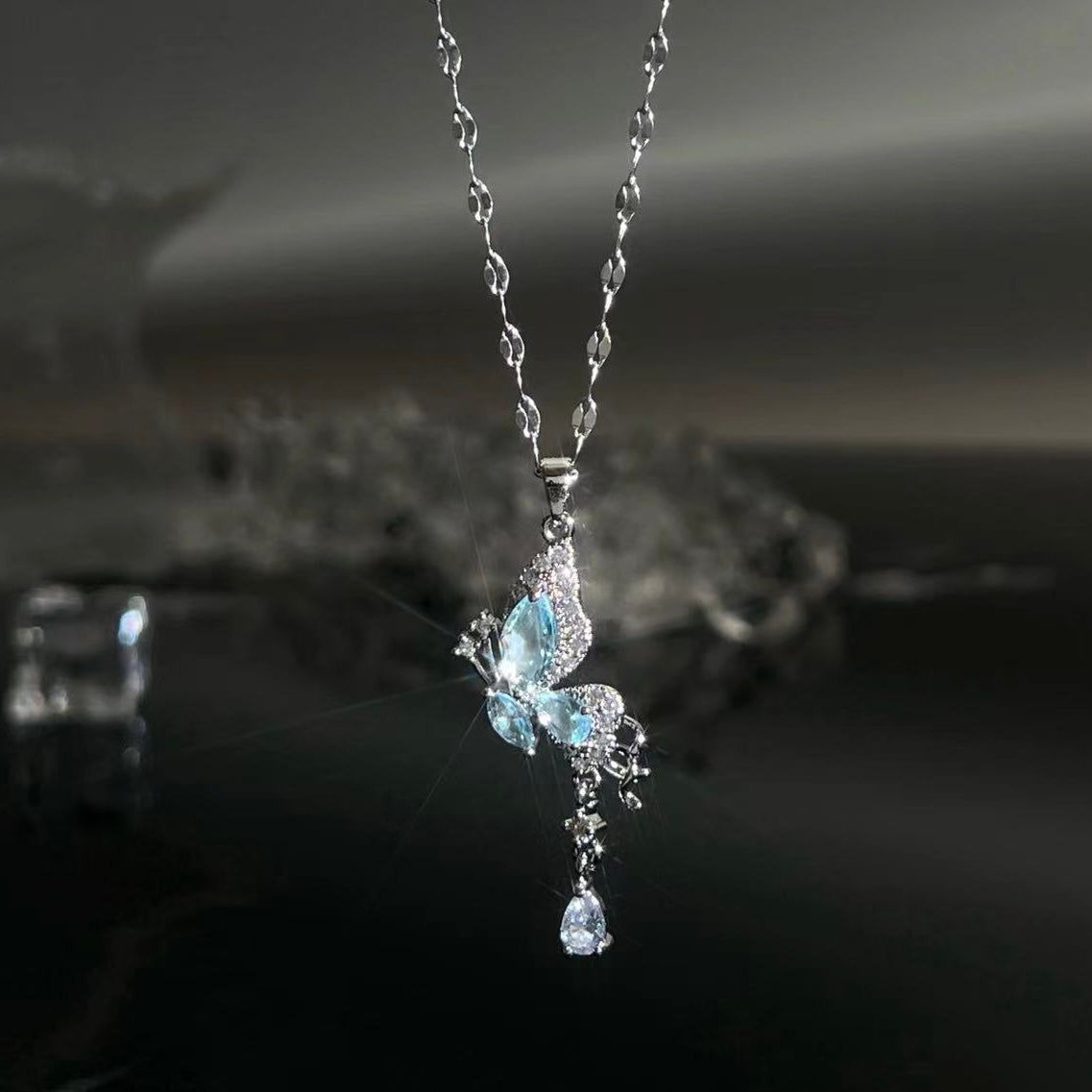 Halsband med eteriska vingar och blått fjäril