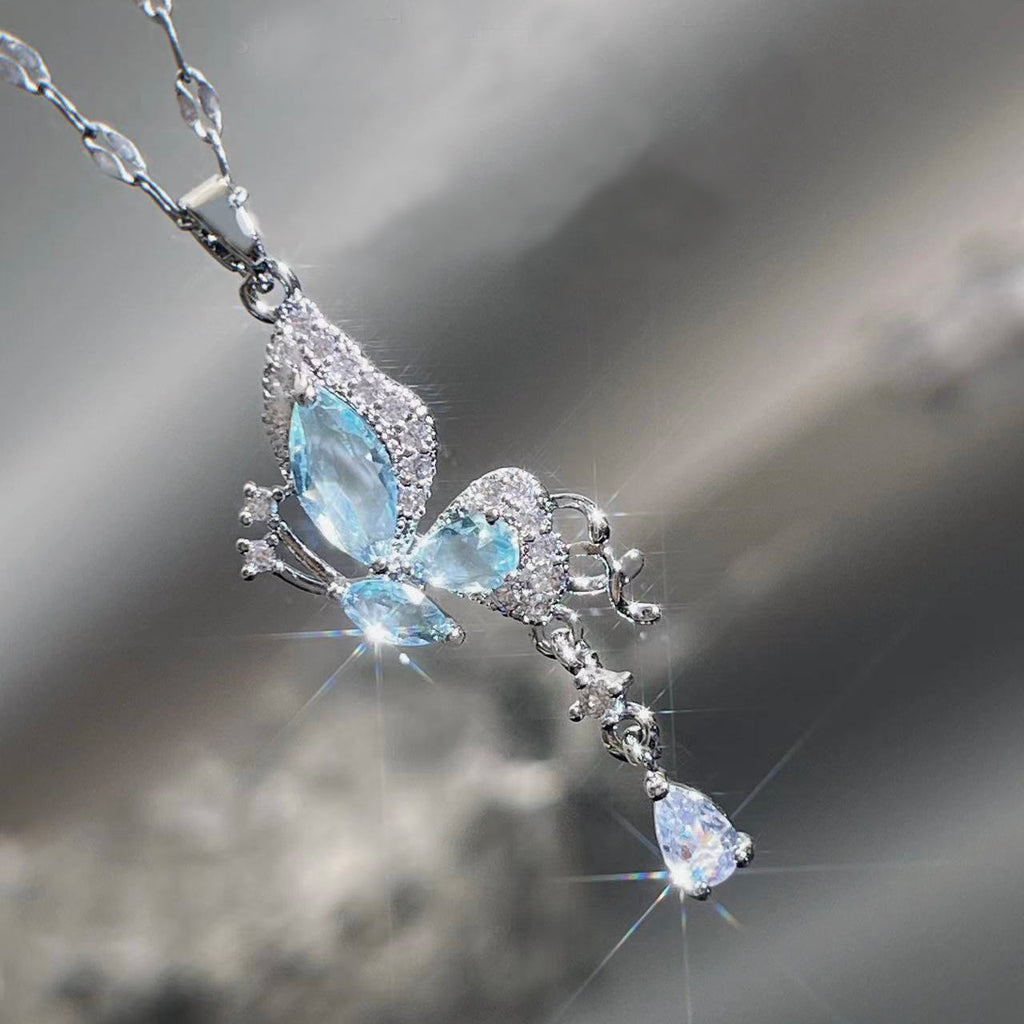 Halsband med eteriska vingar och blått fjäril