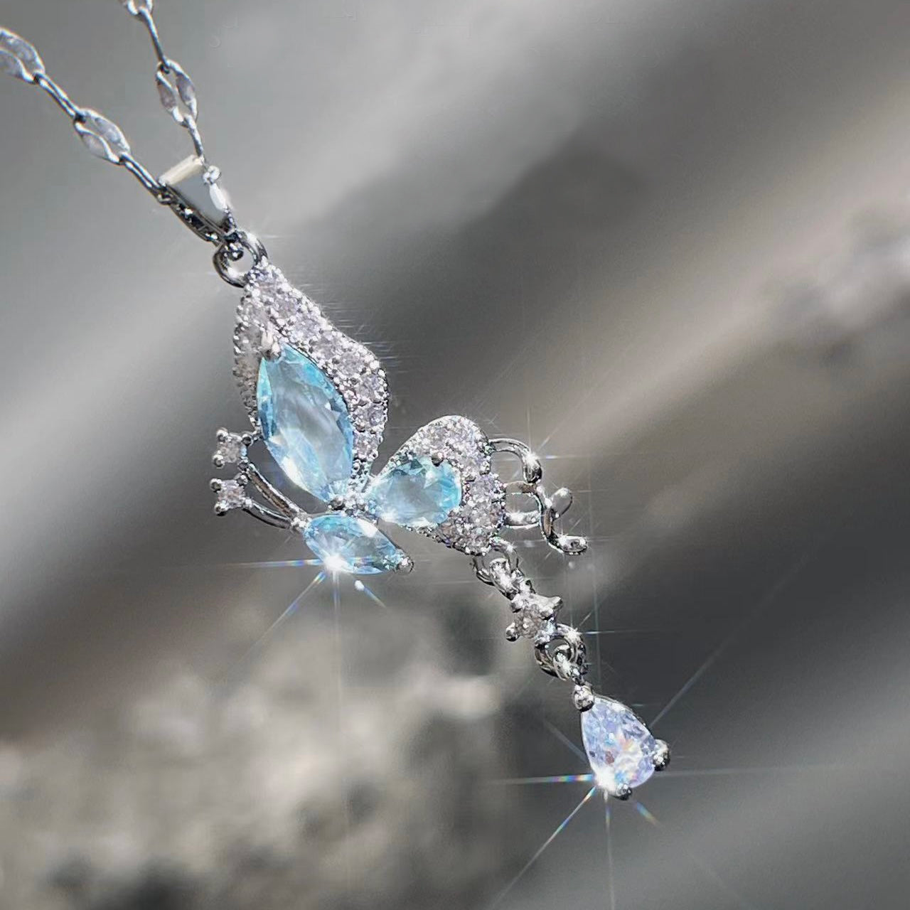 Halsband med eteriska vingar och blått fjäril