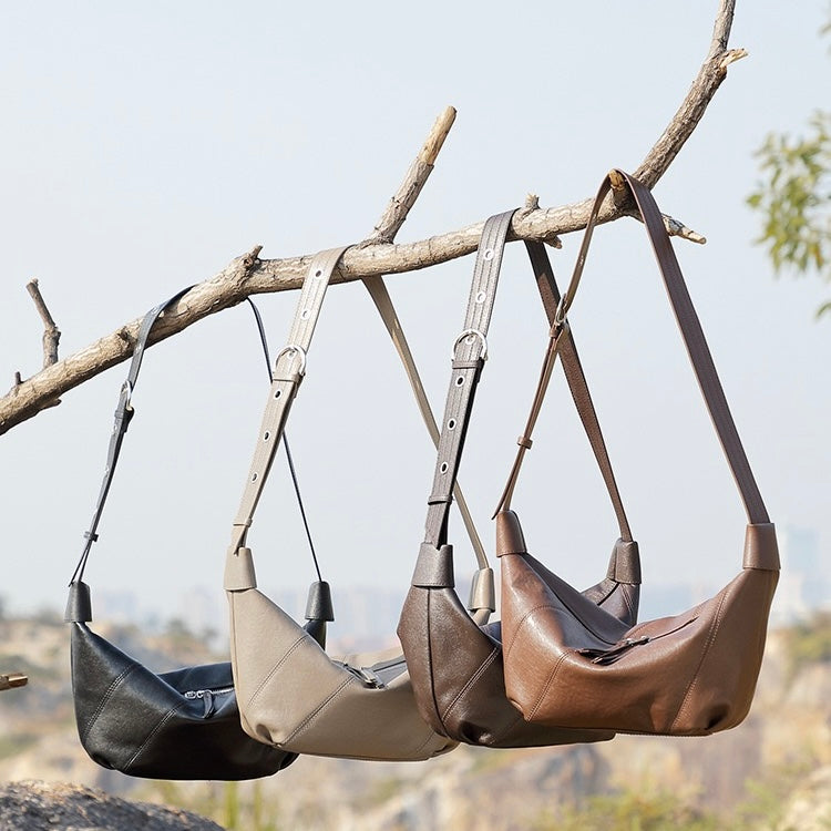 Lyxig damväska med croissant-axelrem och dumplings i äkta läder
