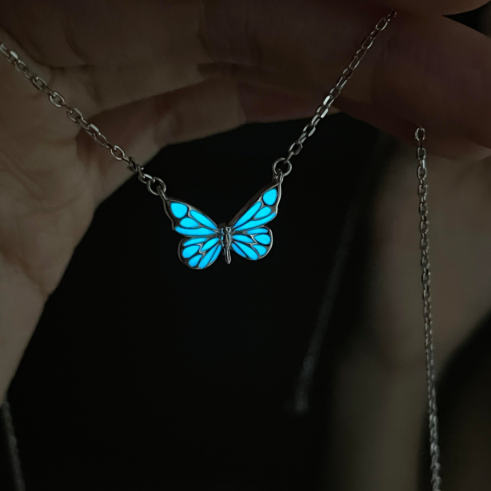 Lysande drömblått fjärilshalsband