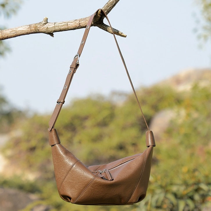 Lyxig damväska med croissant-axelrem och dumplings i äkta läder