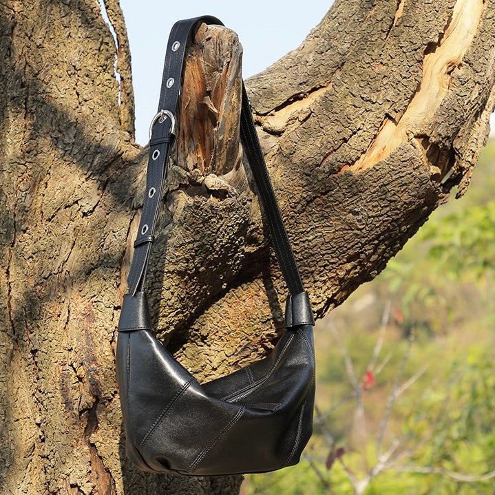 Lyxig damväska med croissant-axelrem och dumplings i äkta läder
