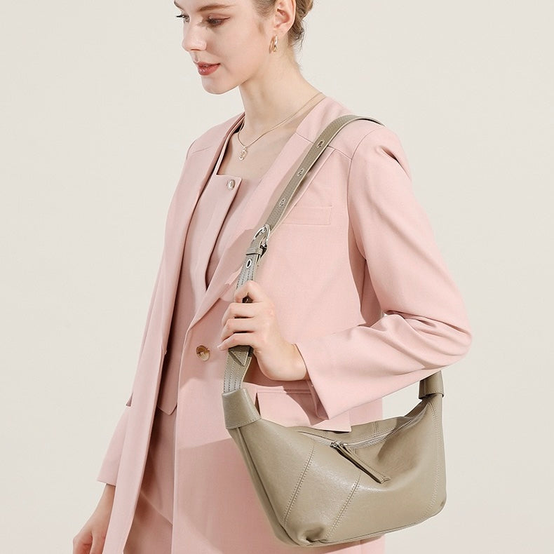 Lyxig damväska med croissant-axelrem och dumplings i äkta läder