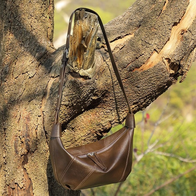 Lyxig damväska med croissant-axelrem och dumplings i äkta läder