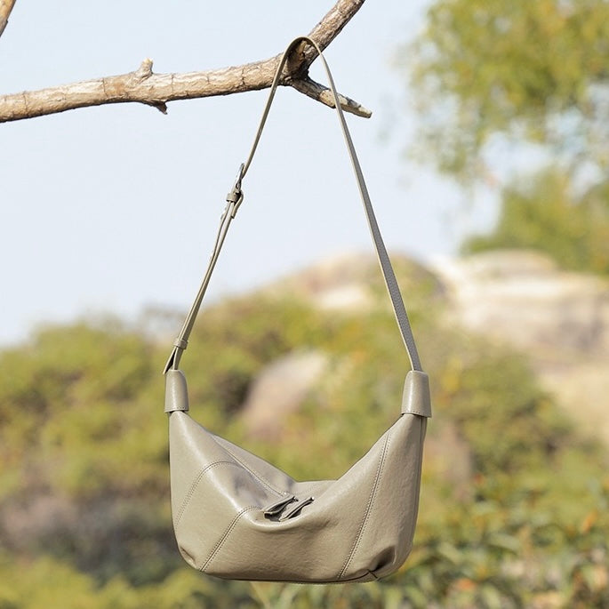 Lyxig damväska med croissant-axelrem och dumplings i äkta läder